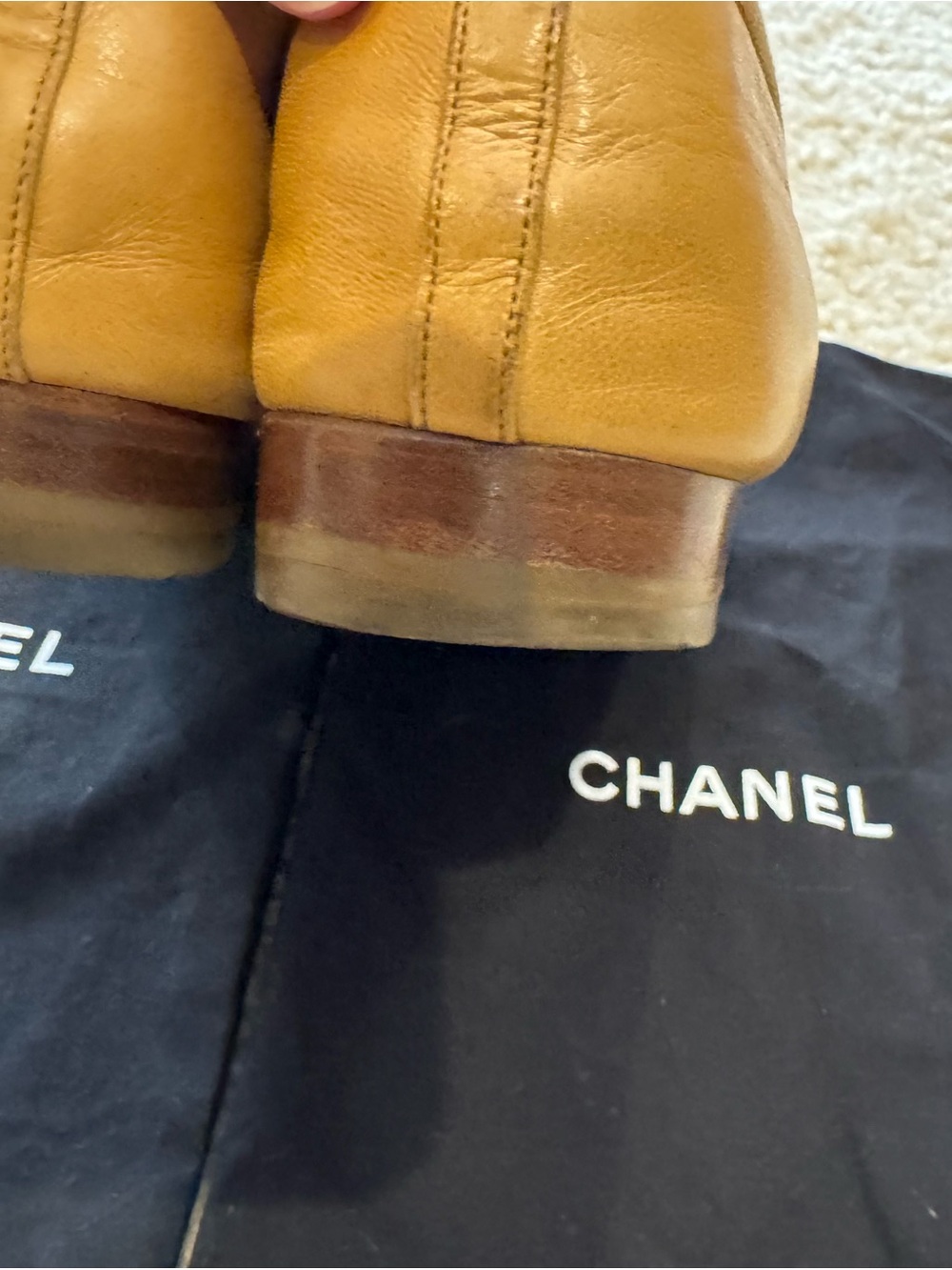 CHANEL Tan Leather Ballet Flats with CC Logo and Bow - Picture 4 of 14